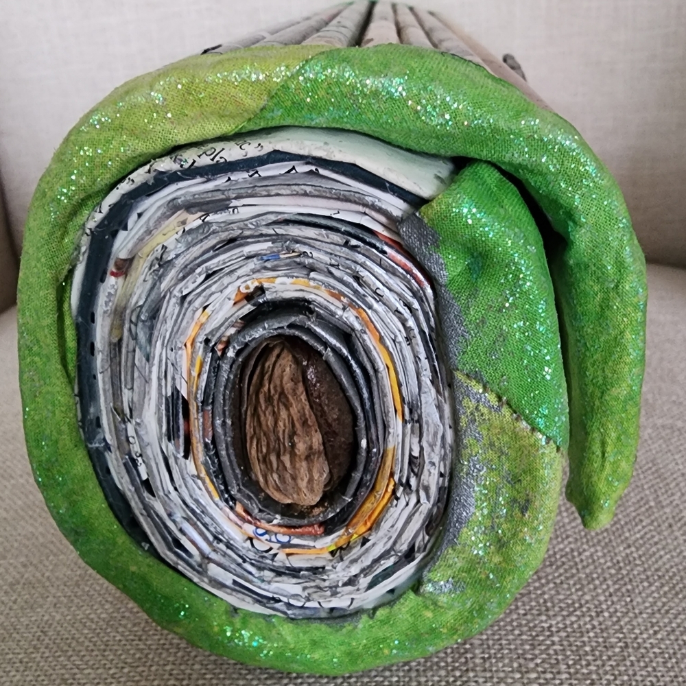 Upcycled magazine pages clutch. - Picture 4 of 5